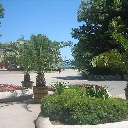 еntrance Of The Sea Garden דירה